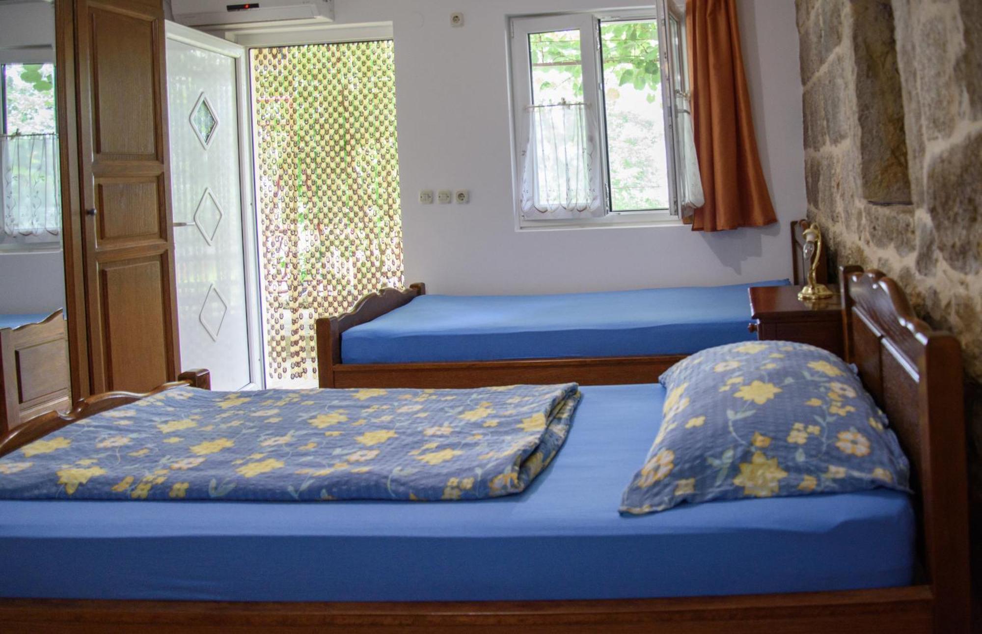 Apartments Cvitini Dvori Garjak Vrlika Bagian luar foto