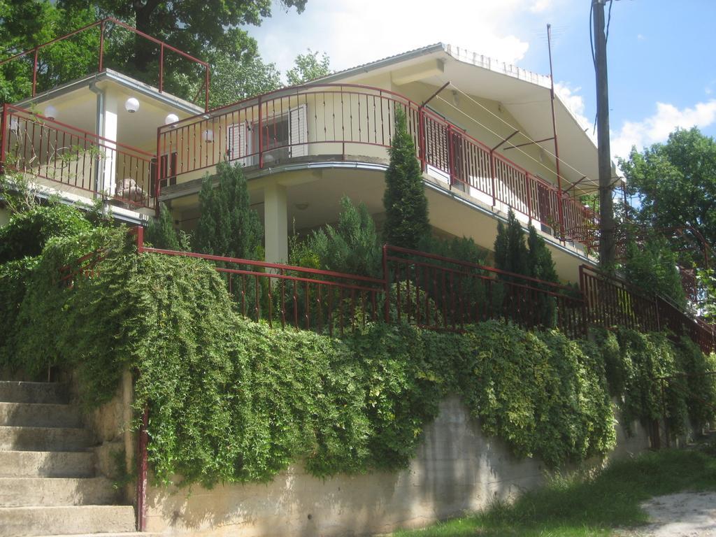 Apartments Cvitini Dvori Garjak Vrlika Bagian luar foto